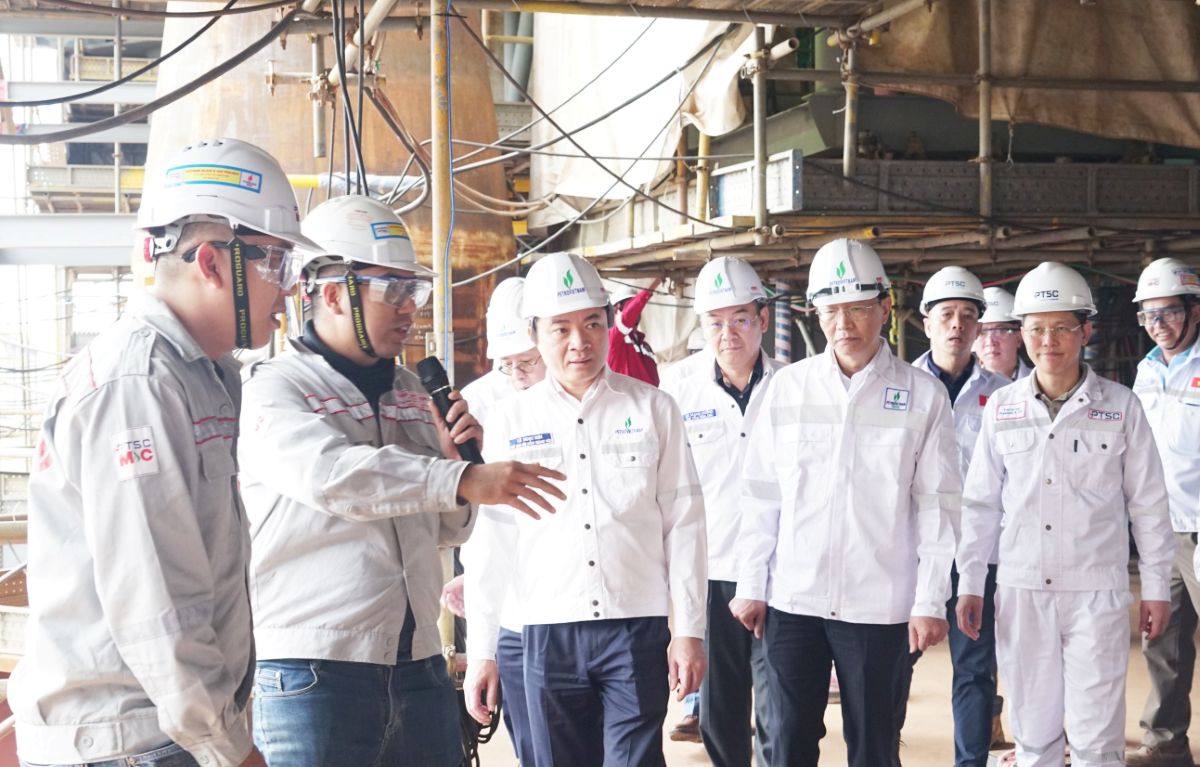 Chủ tịch HĐTV Petrovietnam Lê Ngọc Sơn kiểm tra công trường Dự án giàn CPP Lô B. Ảnh: Petrovietnam
