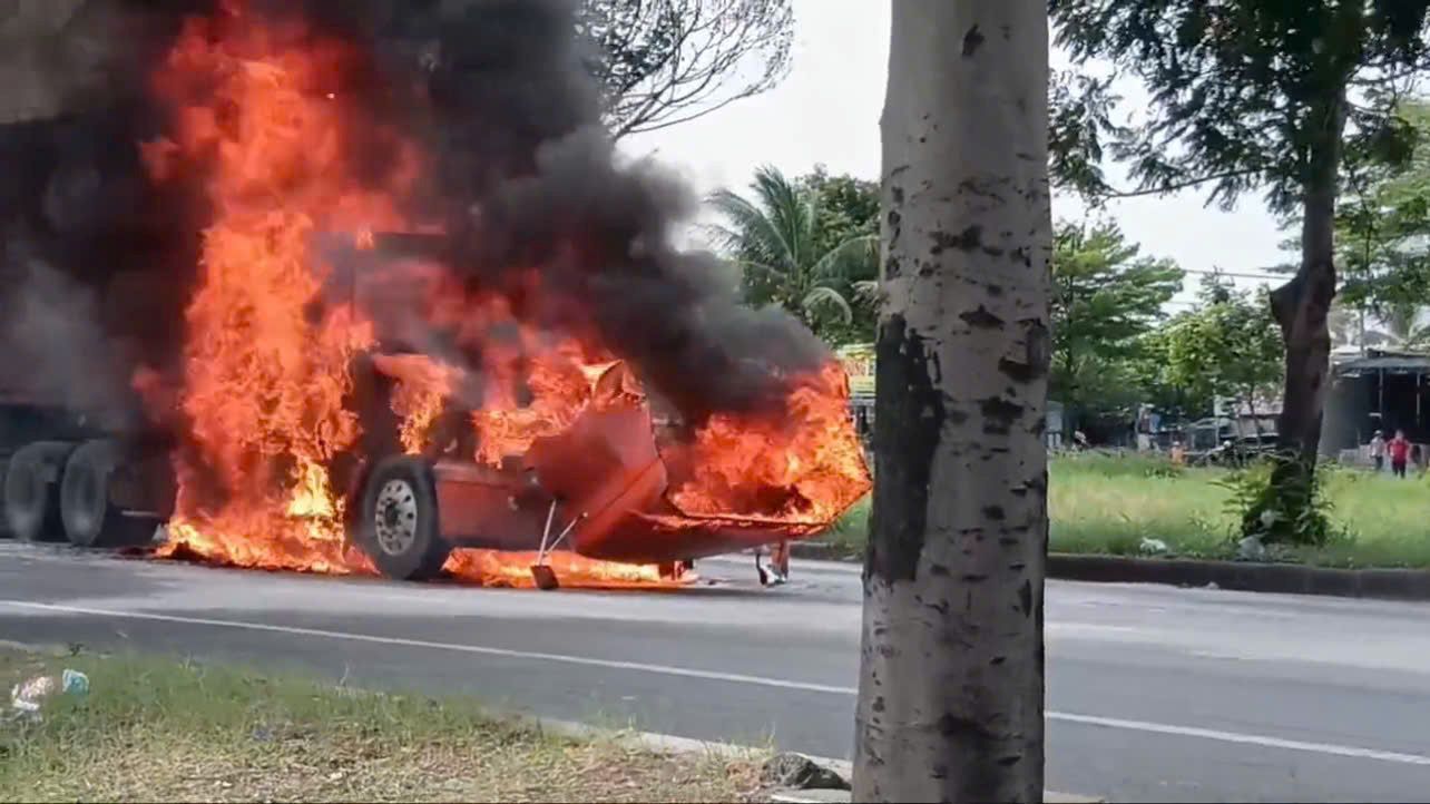 Imagen de un camión contenedor en llamas en la carretera. Foto tomada de un clip