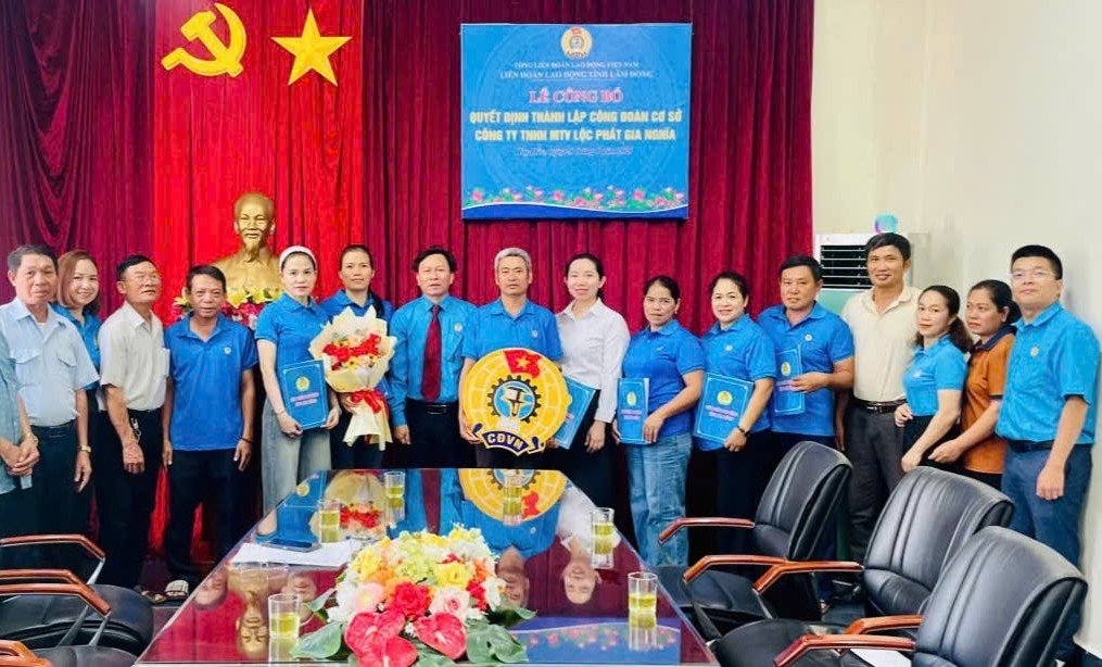Lam Dong Provincial Labor Federation awarded the decision to establish the grassroots Trade Union of Loc Phat Gia Nghia Co., Ltd. and admitted 358 union members. Photo: Quang Hung
