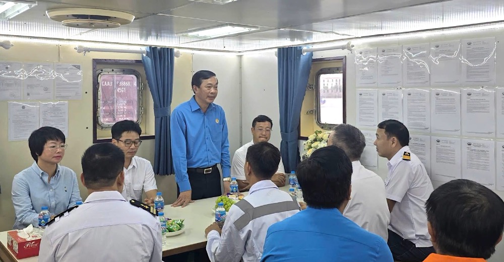 Chairman of the Trade Union of Vietnam National Shipping Lines Mai Le Loi encourages officers and crew members. Photo: Van Huyen
