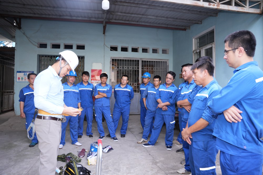 VNPT Thanh Hoa Trade Union and professional departments have just coordinated to organize a training course "Improving knowledge of occupational safety and health and training in overhead work safety in 2026". Photo: VNPT Thanh Hoa