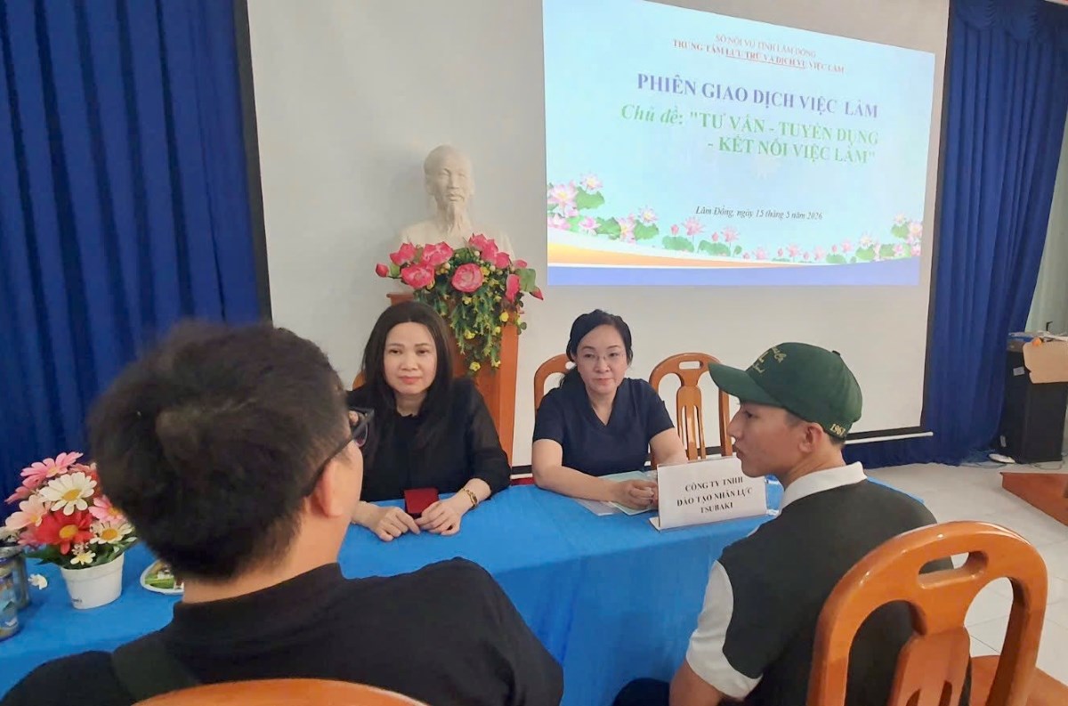 Người lao động tham gia các buổi giới thiệu việc làm do Sở Nội vụ tổ chức. Ảnh: Duy Tuấn