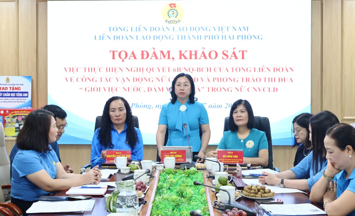 Vice President of the Vietnam General Confederation of Labor Thai Thu Xuong chaired a seminar and survey on mobilizing female workers and employees and the emulation movement "Good at state affairs, good at housework". Photo: Mai Dung