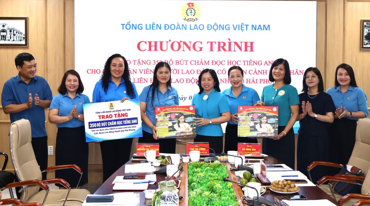 Phó Chủ tịch Tổng LĐLĐ Việt Nam Thái Thu Xương trao 350 bộ bút chấm đọc tiếng Anh tặng con đoàn viên TP Hải Phòng. Ảnh: Mai Dung
