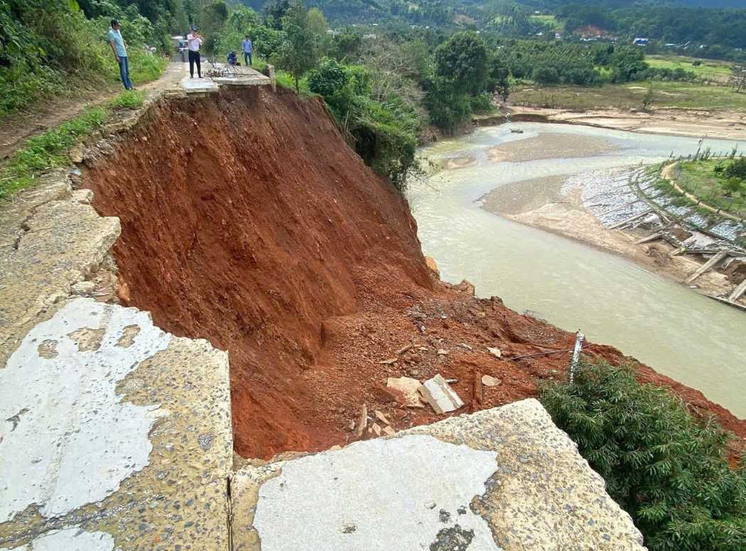 Hon Dung village road, Khanh Son commune, Khanh Hoa province heavily damaged after the flood. Photo: Khanh Son Commune People's Committee