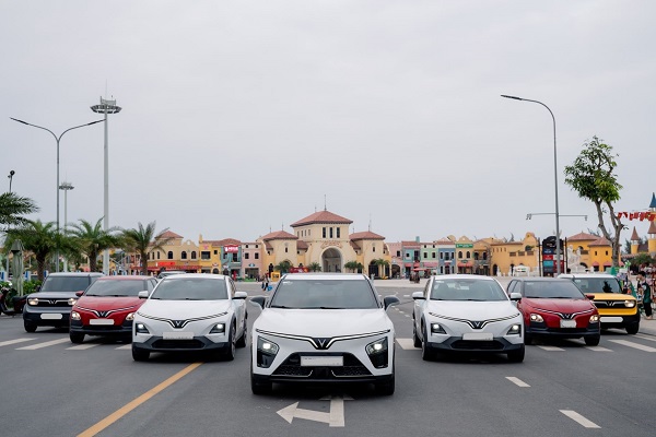 People who buy gasoline cars will receive vouchers to buy electric cars. Photo: VinFast