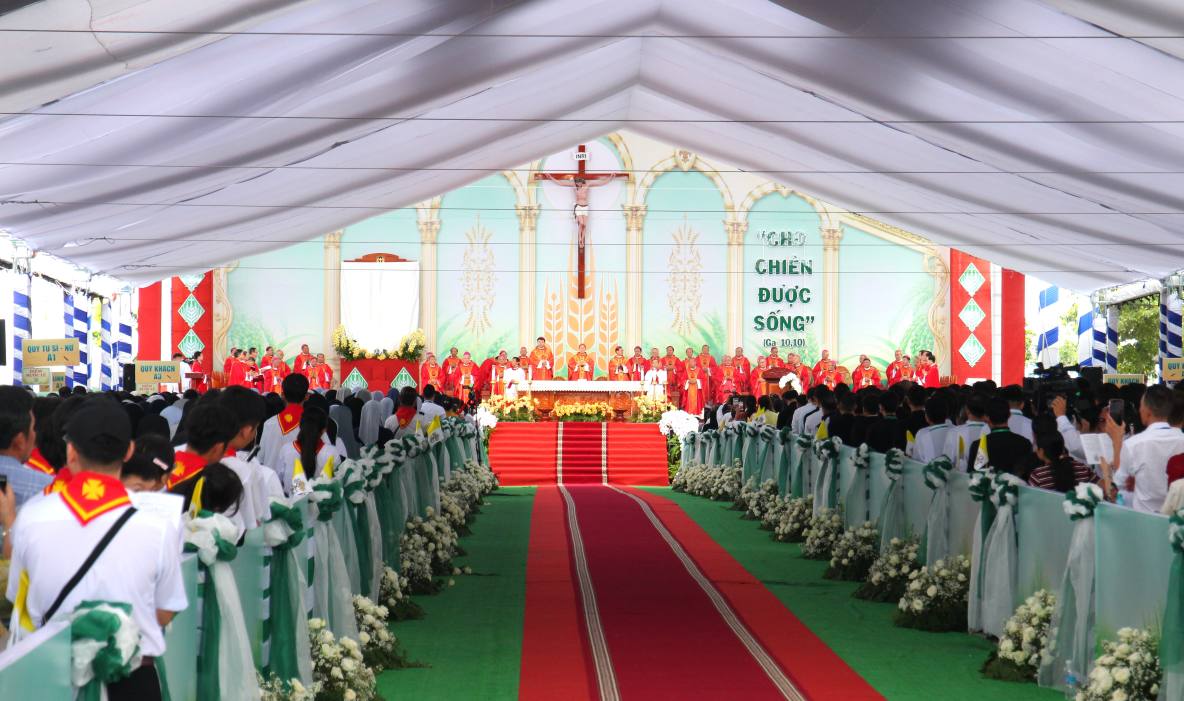 Holy Mass of Proclamation of True Gratitude to Pastor Francis Xavier Truong Buu Diep in Tac Say, Ca Mau. Photo: Nhat Ho.