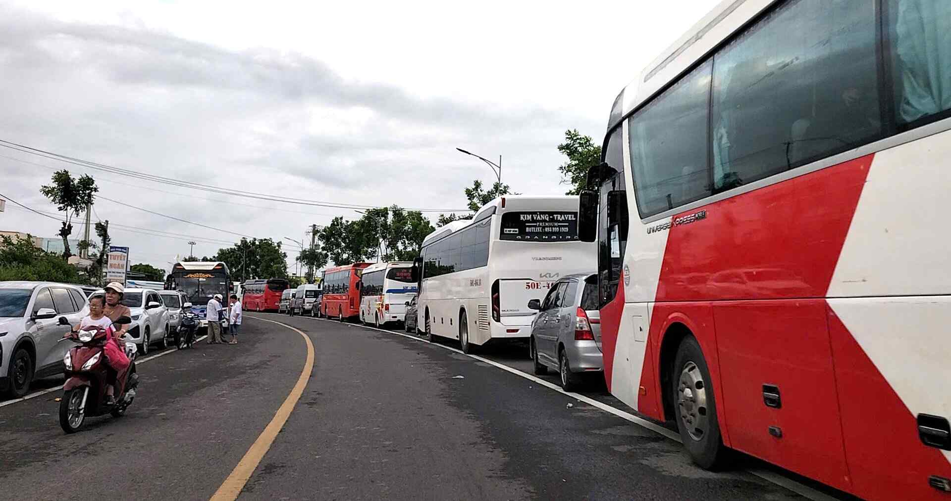 Điều tiết giao thông hợp lý nên không có cảnh kẹt xe kéo dài. Ảnh: Nhật Hồ.