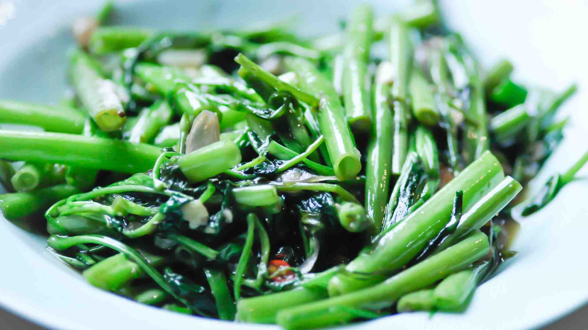 Heat the pan and then add the vegetables, high temperature helps the vegetable surface ripen quickly, retaining its natural green color and crispness. Photo: Huong Son