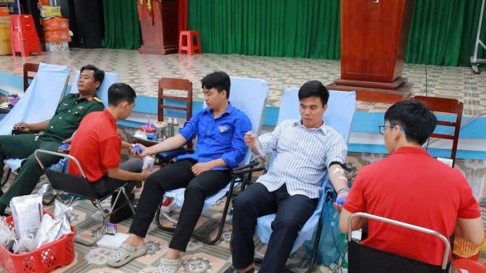 Officials and people of Ngai Tu commune participate in voluntary blood donation, supplementing blood sources to save people. Photo: Hoang Loc