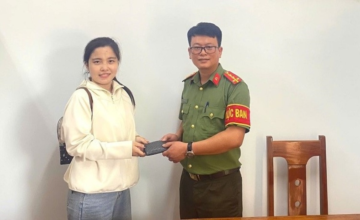 Ham Thuan Commune Police quickly verified and returned the property to the person who dropped it. Photo: Police