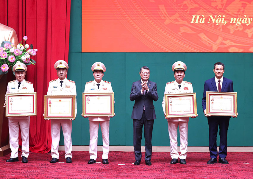Politburo Member, Prime Minister Le Minh Hung at the medal awarding ceremony for individuals. Photo: Ministry of Public Security