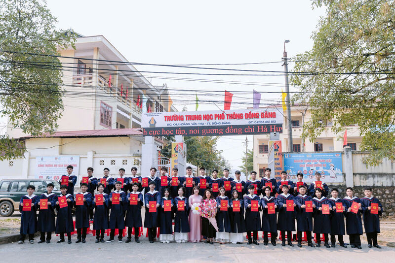 Tập thể lớp 12A1, Trường THPT Đồng Đăng. Ảnh: NVCC