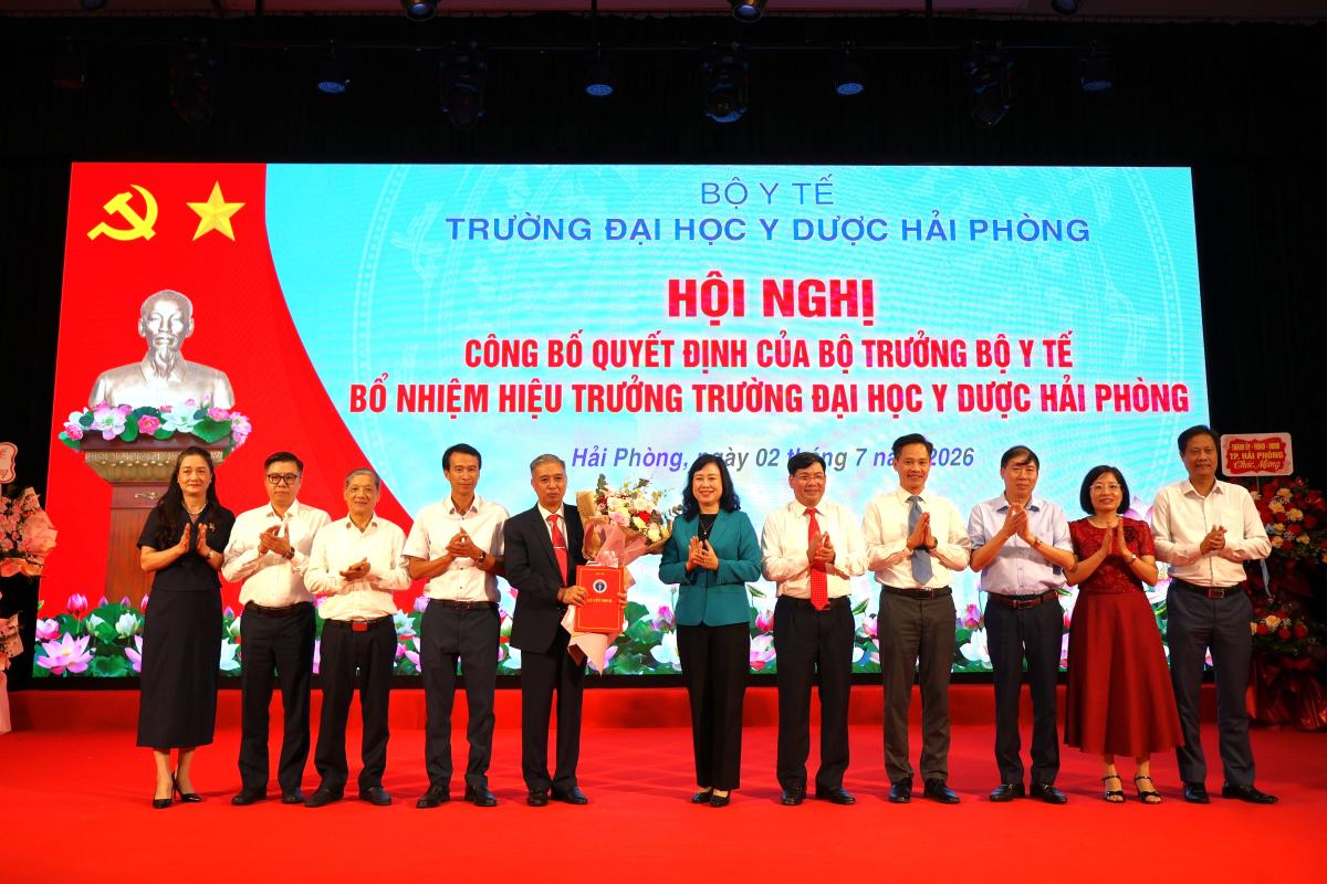 Assoc. Prof. Dr. Nguyen Van Khai receives the Decision to appoint the Rector of Hai Phong University of Medicine and Pharmacy. Photo: Hai Phong e-Portal
