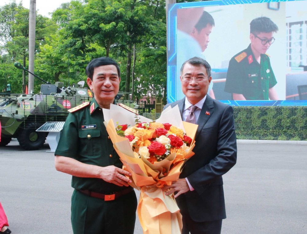 Đại tướng Phan Văn Giang đón Thủ tướng Lê Minh Hưng đến dự, chỉ đạo Hội nghị Quân chính toàn quân 6 tháng đầu năm 2026. Ảnh: TTXVN