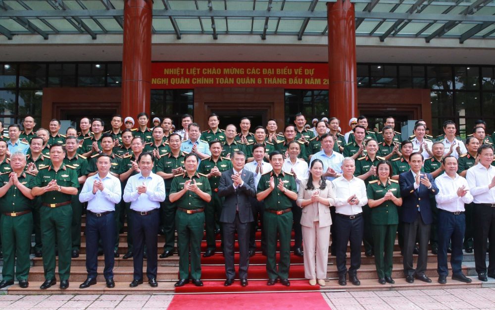 Politburo Member, Prime Minister Le Minh Hung; leaders of the Ministry of National Defense and delegates attending the conference. Photo: VNA