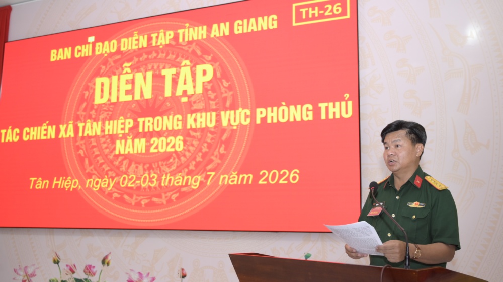 Đại tá Nguyễn Văn Hiền, Phó Chỉ huy trưởng - Tham mưu trưởng Bộ CHQS tỉnh phát biểu tại diễn tập. Ảnh: Phương Vũ