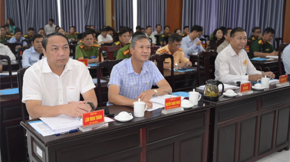 Ông Lâm Minh Thành (trái) Phó Bí thư Tỉnh ủy, Phó Trưởng Ban Chỉ đạo diễn tập tỉnh An Giang tham dự khai mạc diễn tập. Ảnh: Phương Vũ