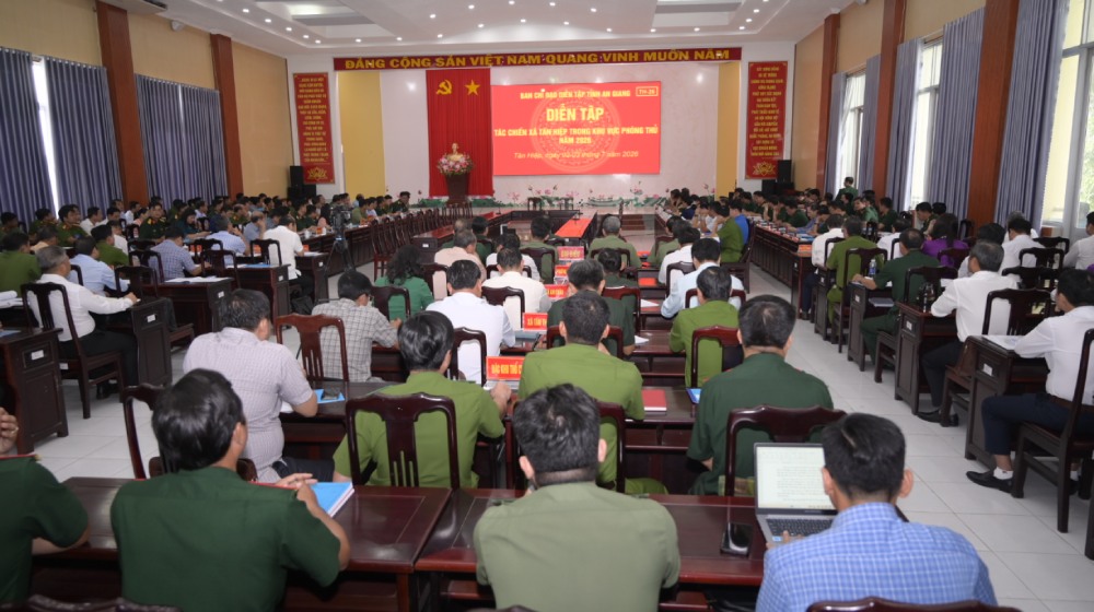 Ouverture de l'exercice de combat de la commune de Tân Hiệp dans la zone défensive en 2026. Photo: Phương Vũ