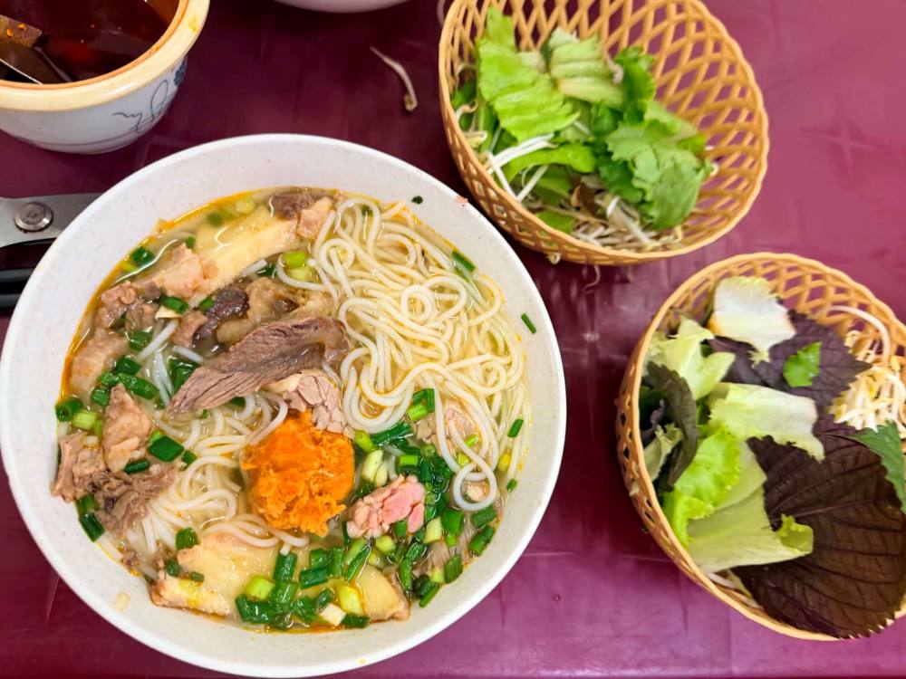 Hue Thuong Thanh mixed beef noodle soup priced at 30,000 VND. Photo: Minh Trang.