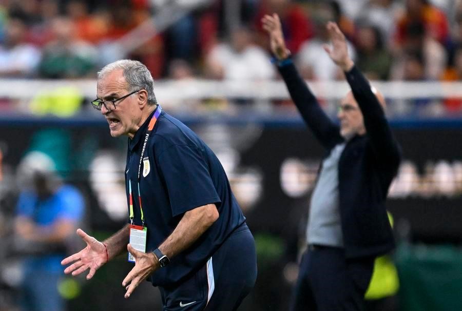 Huấn luyện viên Marcelo Bielsa của tuyển Uruguay từ chức sau khi đội nhà bị loại sớm ở vòng bảng World Cup 2026. Ảnh: Xinhua