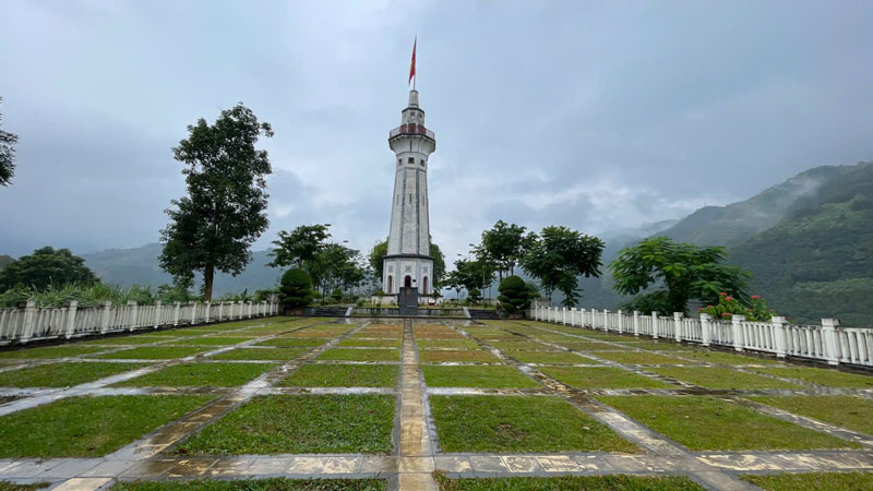 Lào Cai envisage d'investir dans la modernisation du mât de drapeau de Lũng Pô pour en faire un point fort du tourisme frontalier. Photo: Đinh Đại