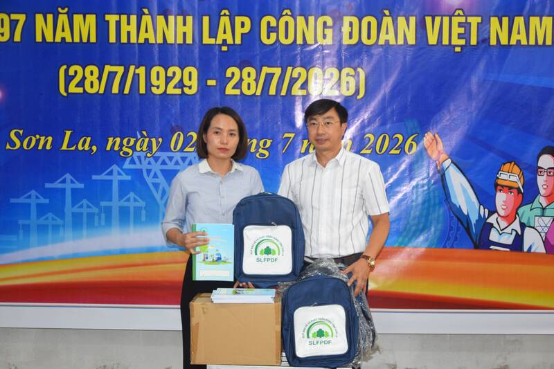 Quỹ Bảo vệ và Phát triển rừng tỉnh Sơn La hỗ trợ ba lô và vở viết cho con em công nhân. Ảnh: Trường Sơn