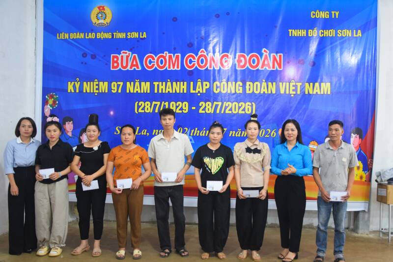 Lãnh đạo Liên đoàn Lao động tỉnh Sơn La cùng CĐCS Công ty TNHH Đồ chơi Sơn La tặng quà cho đoàn viên có hoàn cảnh khó khăn. Ảnh: Trường Sơn