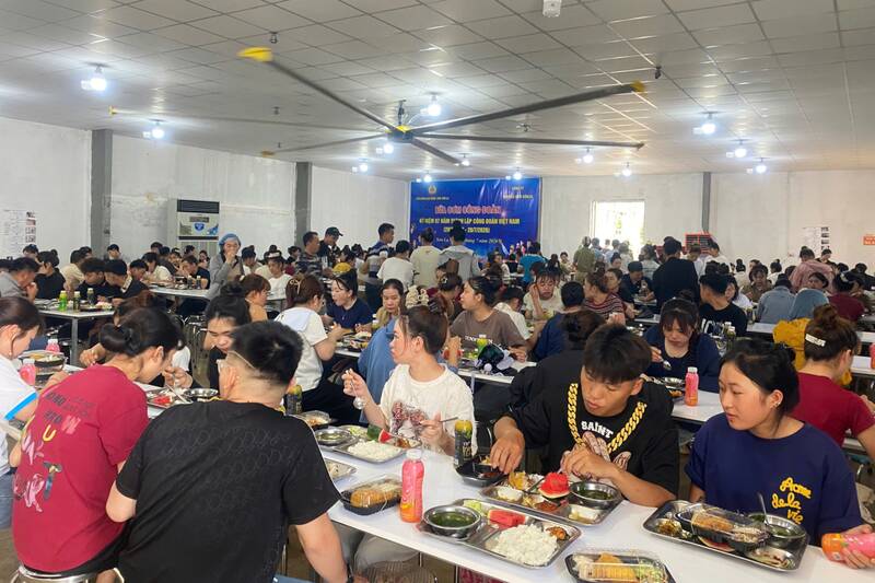 Lãnh đạo Liên đoàn Lao động tỉnh Sơn La động viên công nhân dự “Bữa cơm Công đoàn” tại Công ty TNHH Đồ chơi Sơn La. Ảnh: Trường Sơn