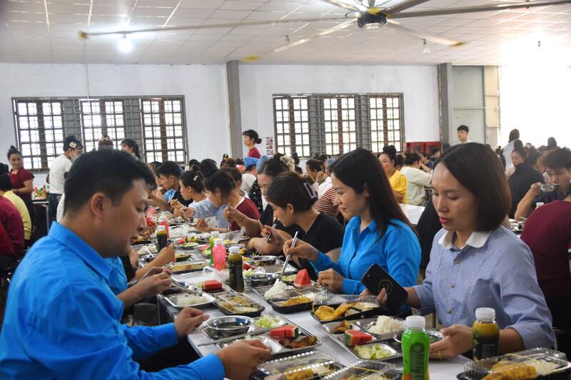 Son La Provincial Labor Federation coordinates with Son La Toy Co., Ltd. to organize the "Trade Union Meal" program for union members and workers. Photo: Truong Son