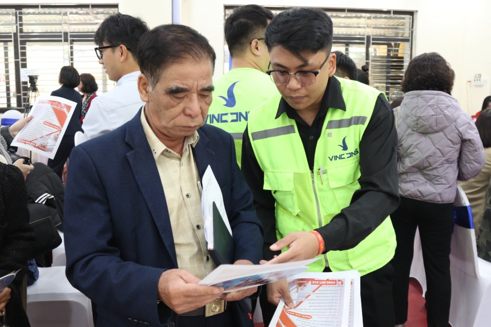 Người cao tuổi tìm cơ hội việc làm tại phiên giao dịch việc làm do Trung tâm Dịch vụ việc làm Hà Nội tổ chức. Ảnh Quỳnh Chi