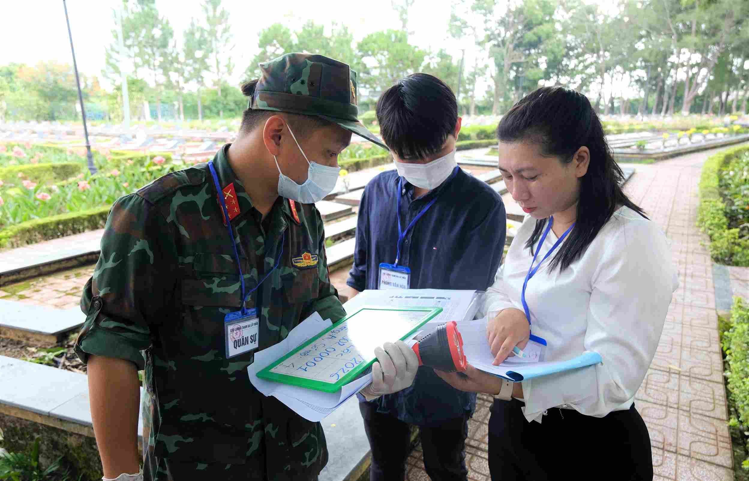 Các lực lượng cùng phối hợp số hóa chặt chẽ để bảo đảm thông tin chính xác, không nhầm lẫn. Ảnh: Thần Hy 