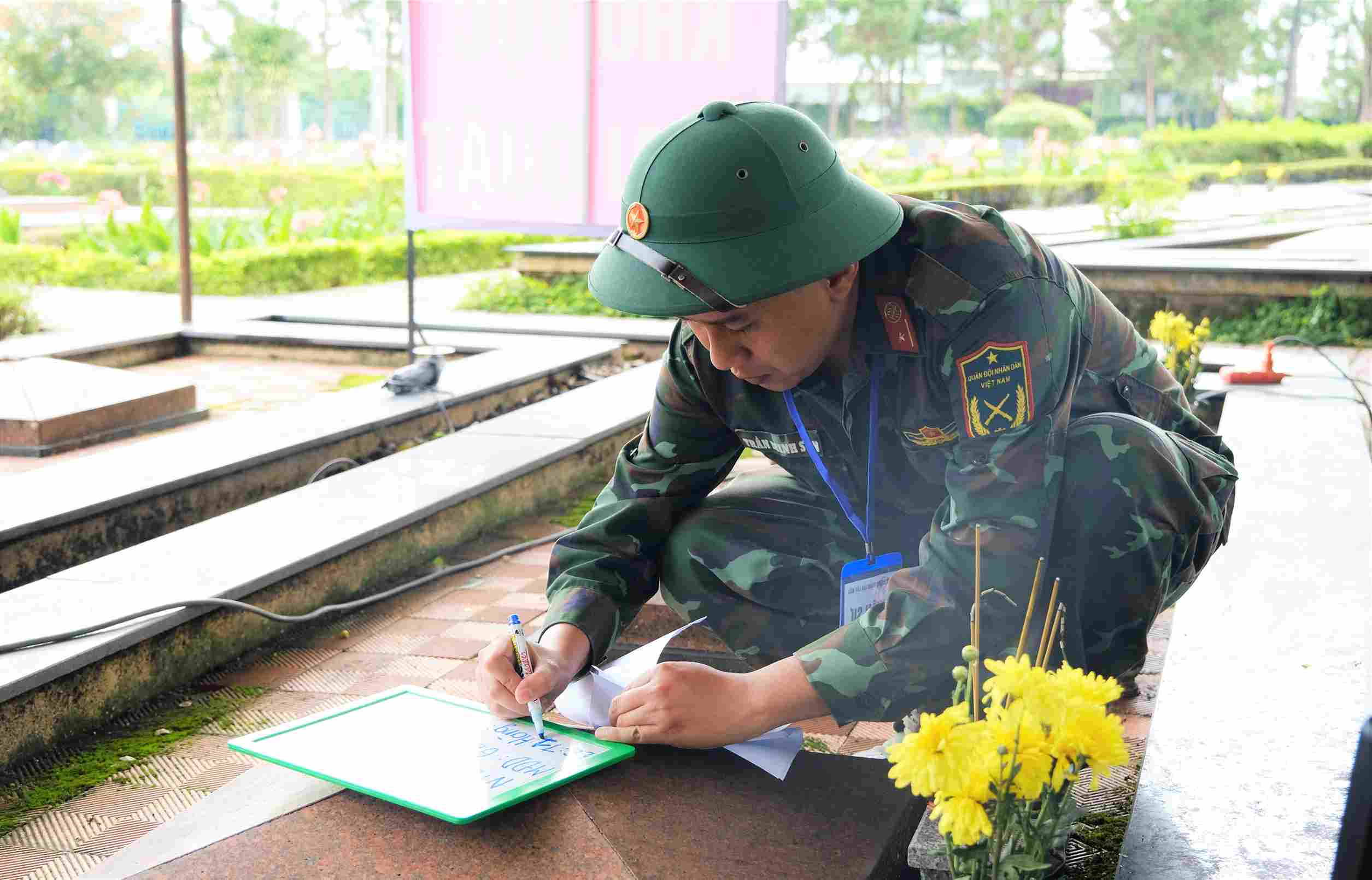 Cơ quan chức năng tiến hành số hóa thông tin, cập nhật dữ liệu hài cốt liệt sĩ ngay tại hiện trường. Ảnh: Hoài Thanh 