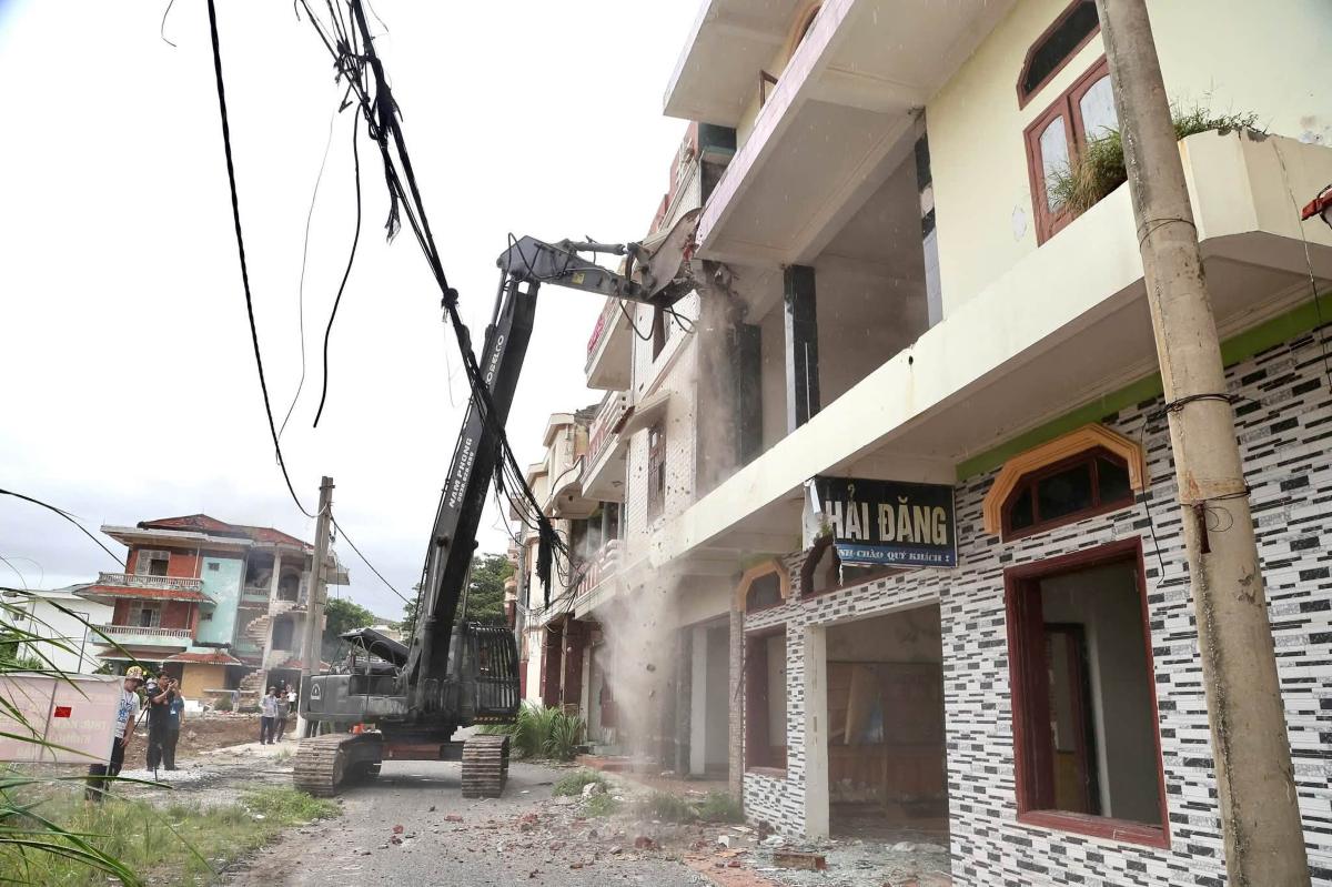 Lực lượng chức năng tiến hành cưỡng chế. Ảnh: Trung tâm Dịch vụ Sự nghiệp công phường Đồ Sơn
