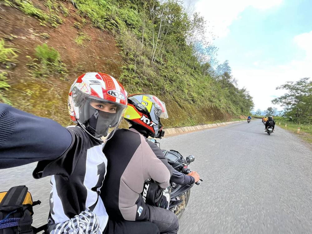 Tourists "phượt" by motorbike on a journey to explore the North. Photo: Nang Em