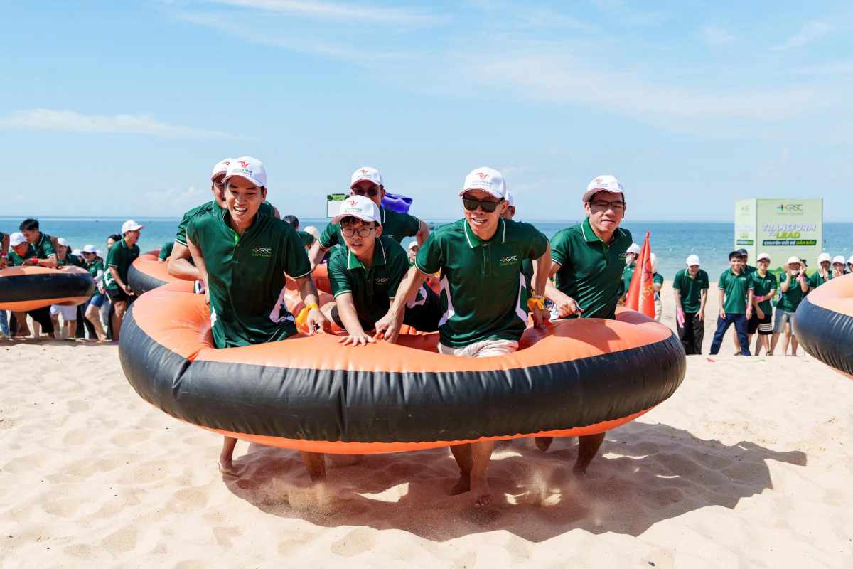 Mùa hè cũng là lúc nhiều cơ quan, doanh nghiệp tổ chức các chuyến du lịch cho cán bộ, công nhân viên. Ảnh: Vietluxtour