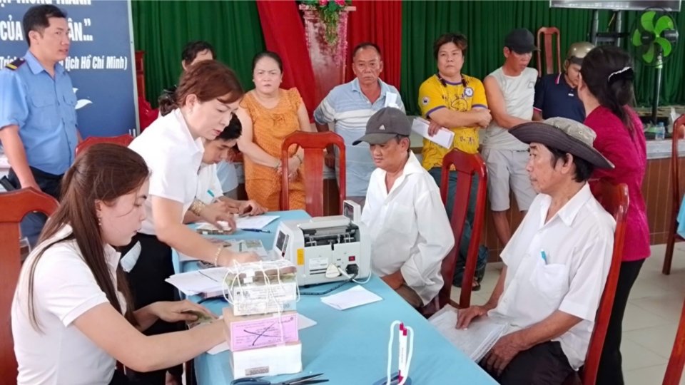 Units coordinate to pay compensation to households affected by the Dinh Khao bridge access road project. Photo: Nhon Phu Commune Public Service Center