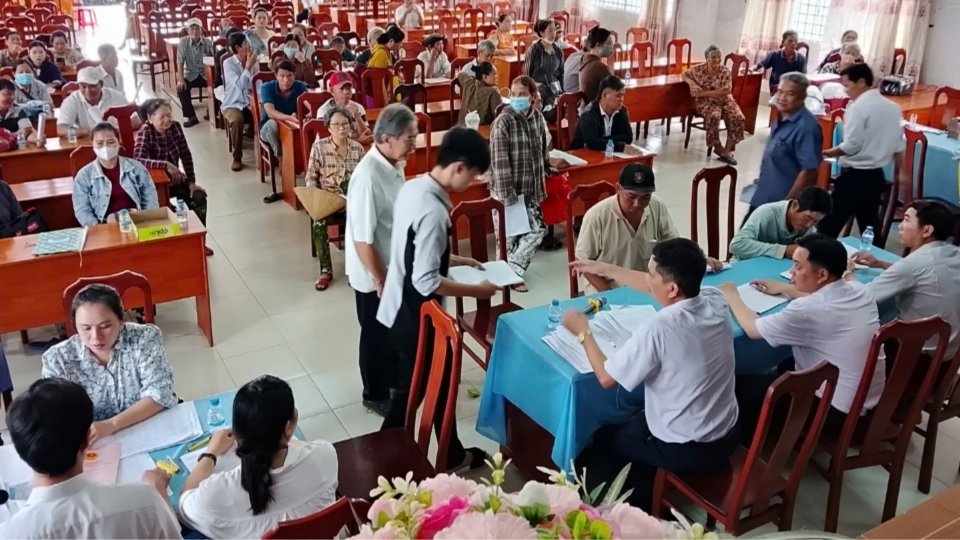 Đợt chi trả đầu có 119 hộ dân xã Nhơn Phú nhận tiền bồi thường với tổng kinh phí hơn 74,3 tỉ đồng. Ảnh: 