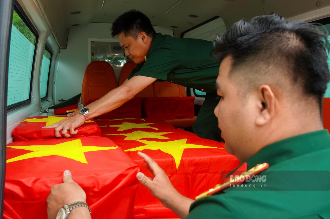 Tổ vận chuyển của Ban Chỉ đạo 515 tiến hành di chuyển an toàn toàn bộ 670 mẫu sinh phẩm ra xe chuyên dụng cơ động đến Cảng hàng không Quốc tế Cần Thơ để đưa mẫu ra Hà Nội.