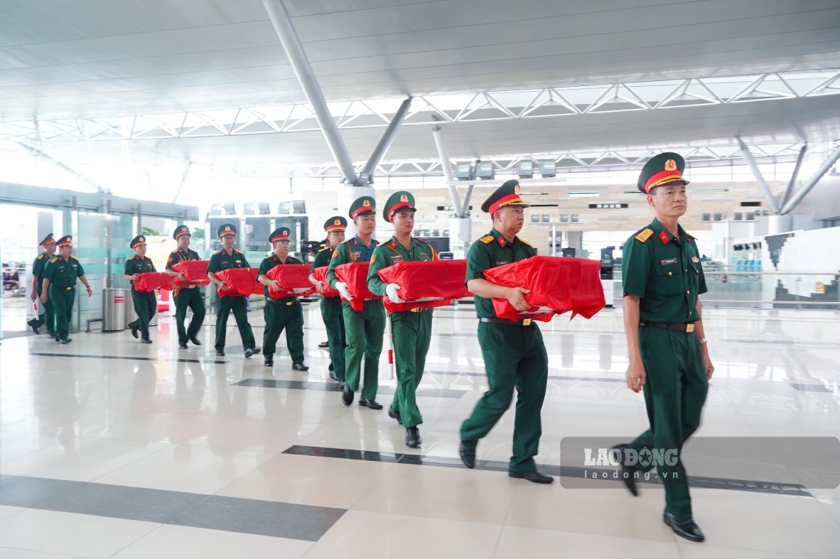 “Vượt qua những khó khăn, với tinh thần trách nhiệm cao, sự chỉ đạo quyết liệt của các cấp, các ngành và sự động viên, hỗ trợ kịp thời từ đơn vị, Đội lấy mẫu đã hoàn thành nhiệm vụ sớm hơn 15 ngày so với kế hoạch đề ra”, Thượng tá Tống Hùng Vinh.