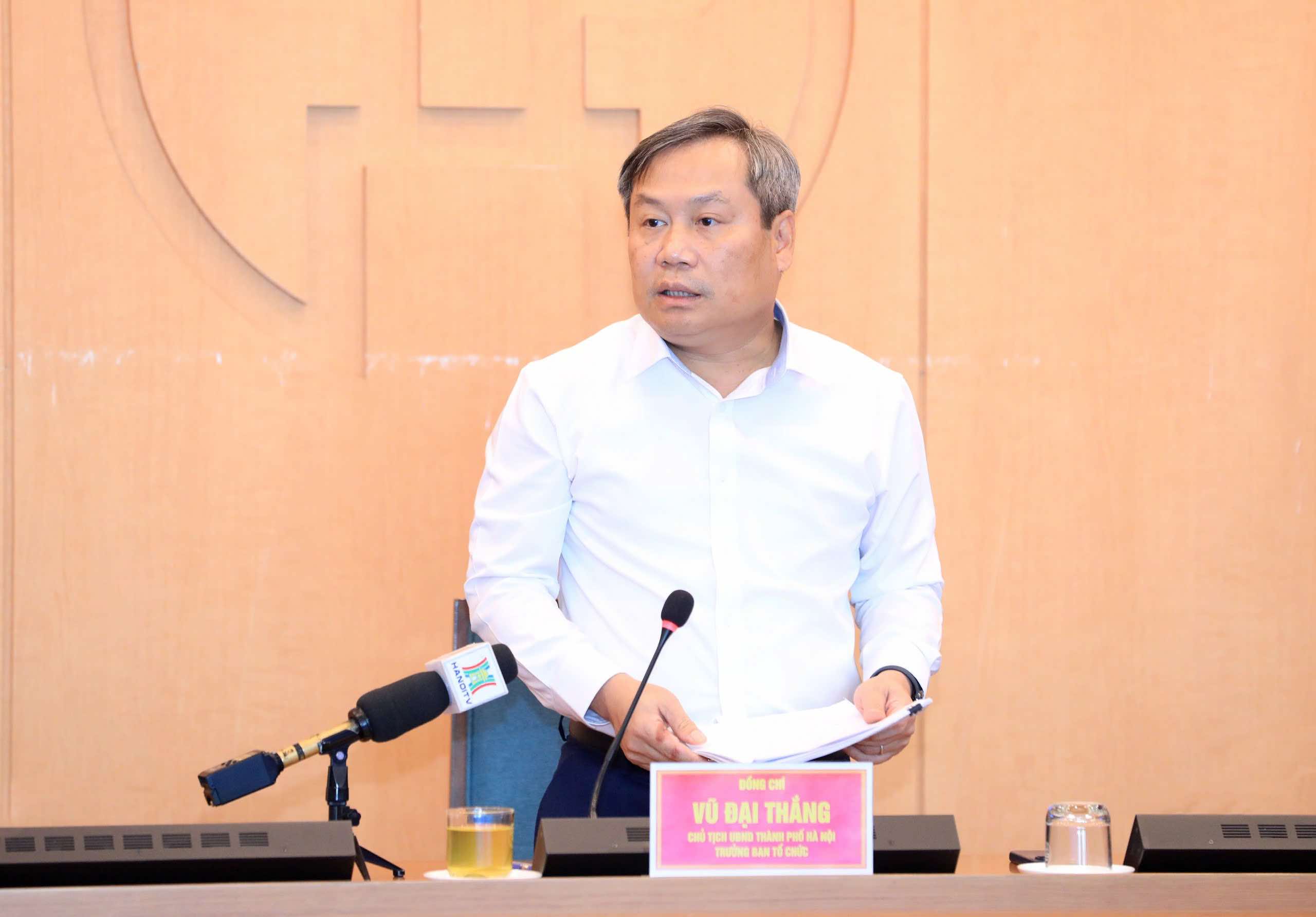 Le président du Comité populaire de la ville de Hanoï donne des instructions après une série de plaintes concernant les procédures de procuration pour la perception des pensions de retraite. Photo: Viết Thành