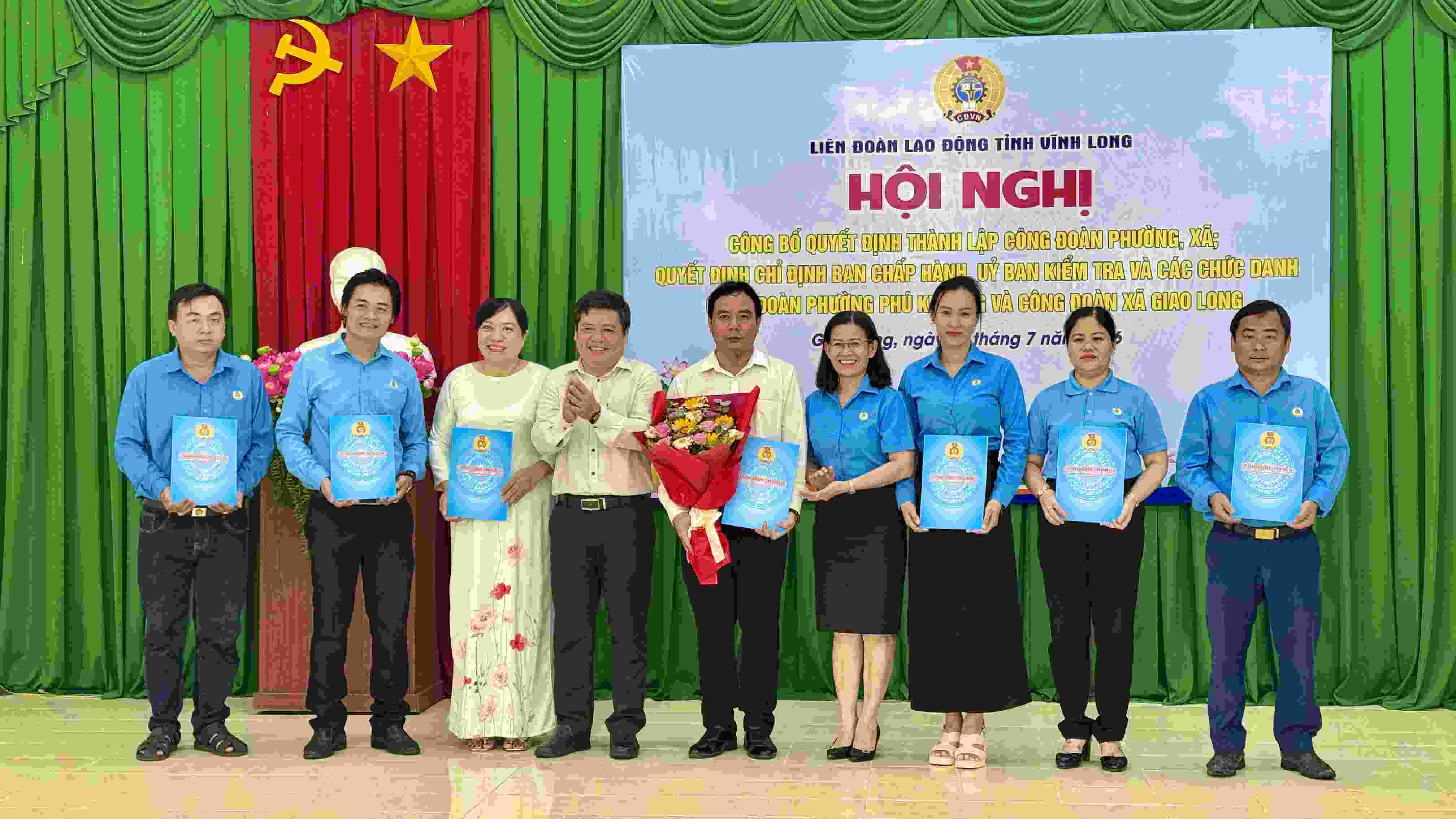 Lãnh đạo Liên đoàn Lao động tỉnh trao quyết định cho Ban Chấp hành lâm thời Công đoàn xã Giao Long. Ảnh: Hoàng Lộc