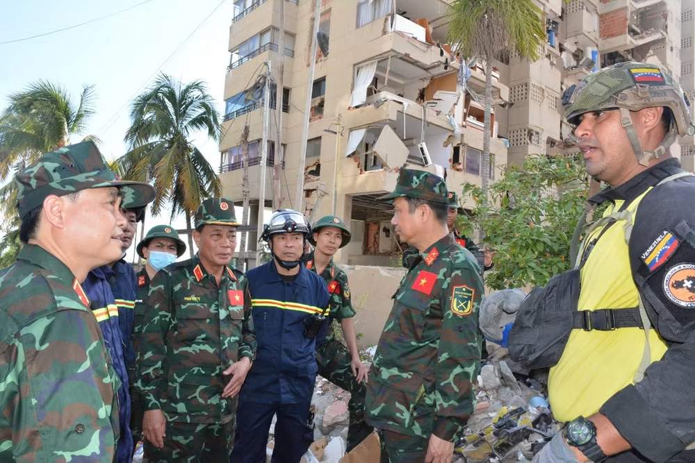 The Vietnamese delegation exchanges information with local forces. Photo: Ministry of National Defense
