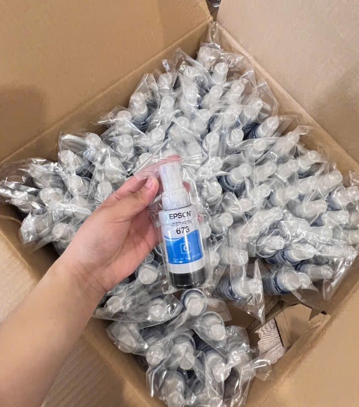 Printing ink products showing signs of counterfeiting Epson brand. Market Management Team No. 1 discovered at the inspection site. Photo: Market Management
