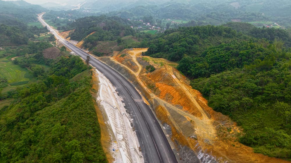 The shape of the Dong Dang - Tra Linh expressway is increasingly complete. Photo: Tan Van