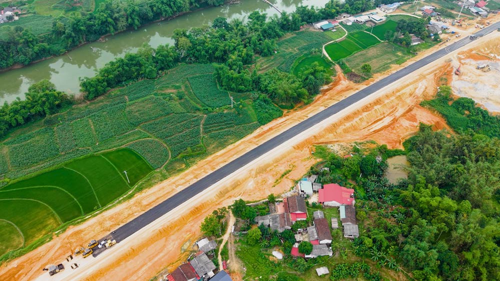 Đi qua rất nhiều hình thái địa hình nên khi hoàn thành, Đồng Đăng - Trà Lĩnh có thể lọt top những tuyến cao tốc có phong cảnh 2 bên đẹp nhất. Ảnh: Tân Văn