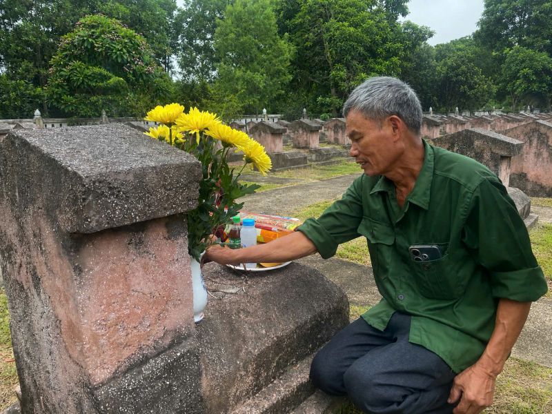 Thân nhân tìm thấy phần mộ của liệt sĩ Nguyễn Trọng Cát sau nhiều thập kỷ,  nhờ phương pháp xét nghiệm ADN. Ảnh: Công an Thanh Hóa
