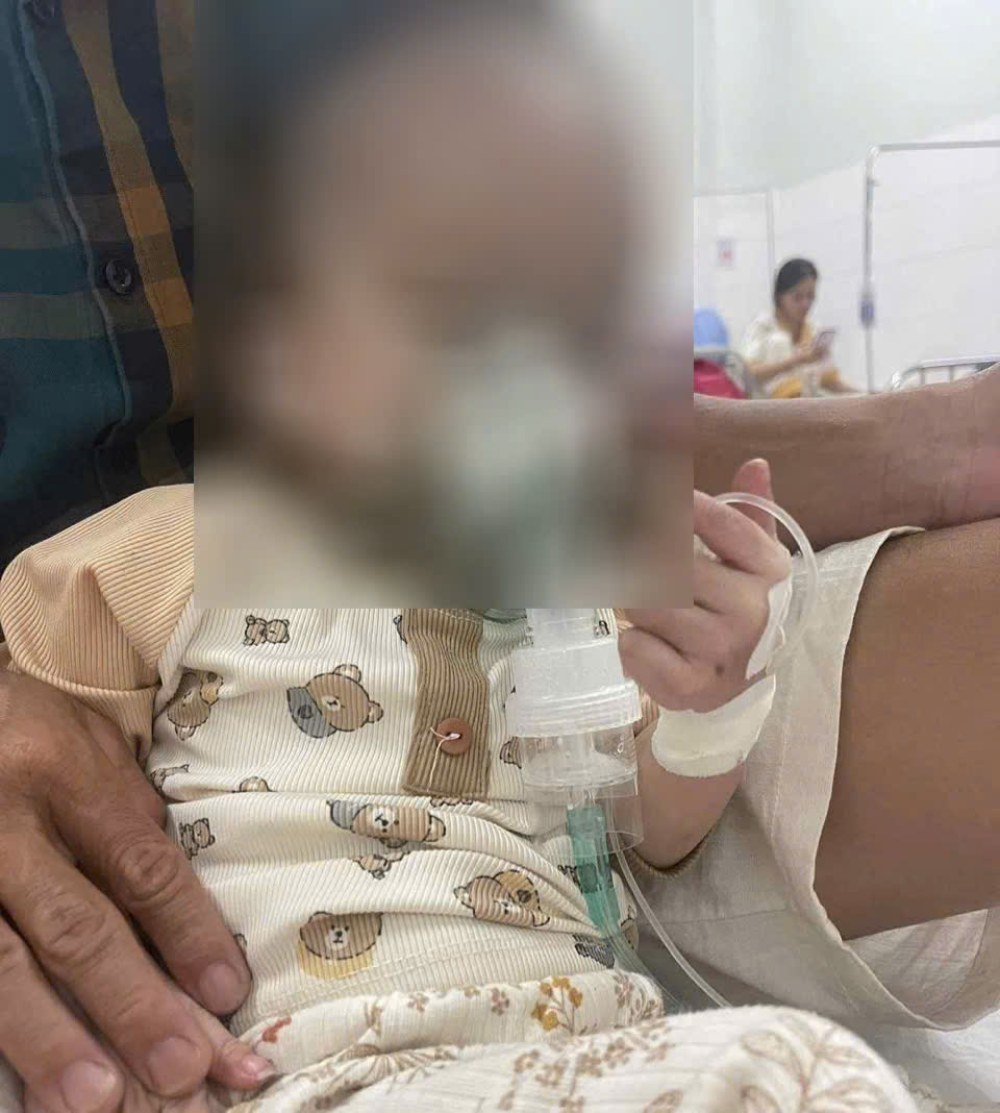 Tiến Đạt bị suy dinh dưỡng, teo cơ toàn thân, chậm phát triển, tổn thương thần kinh não, không thể nói, không nhận biết được cha mẹ và hầu như chỉ nằm một chỗ. Ảnh: Gia đình cung cấp