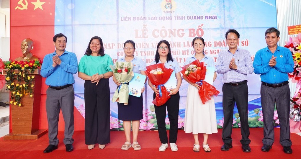 Lãnh đạo Liên đoàn Lao động tỉnh Quảng Ngãi trao quyết định công nhận Ban Chấp hành Công đoàn cơ sở Công ty TNHH Giấy Phú Mỹ Quảng Ngãi. Ảnh: Bảo Hòa