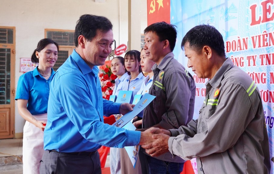 Mr. Dinh Quoc Tuan - Chairman of the Quang Ngai Provincial Labor Federation presents the decision recognizing union members. Photo: Bao Hoa